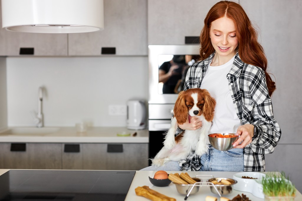 Frau kocht für Hund