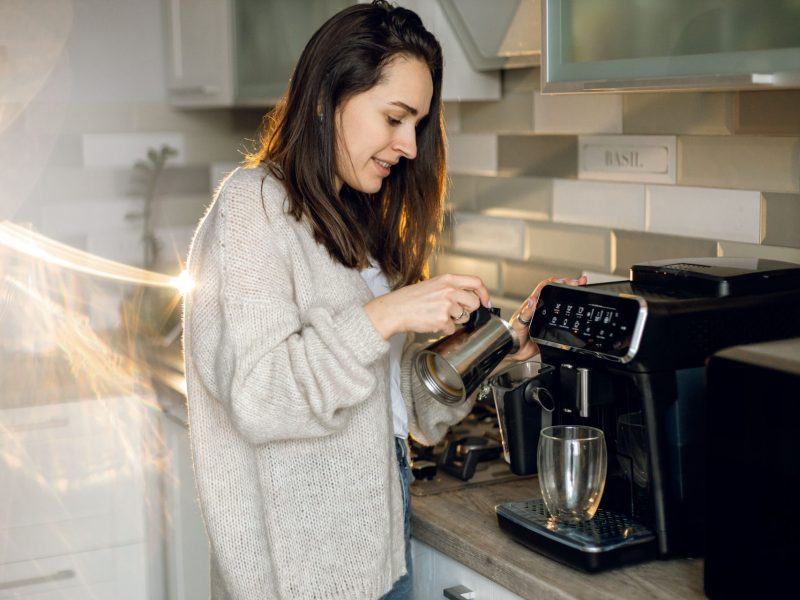 Frau und Kaffeemaschine