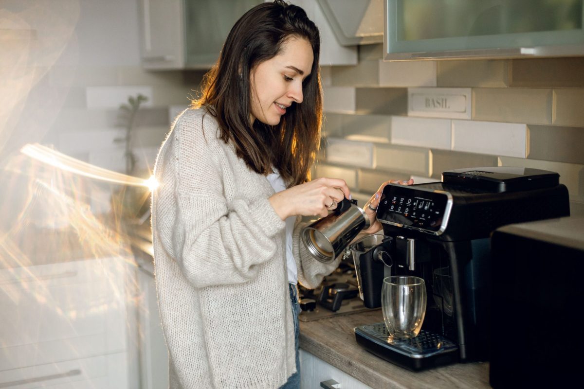 Frau und Kaffeemaschine