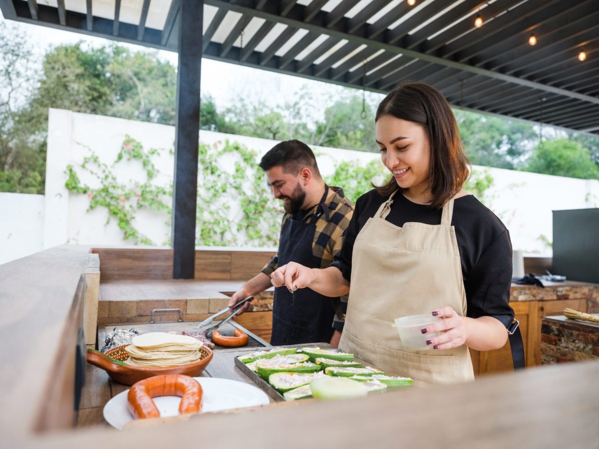 Frau und Mann in Outdoor-KÃ¼che