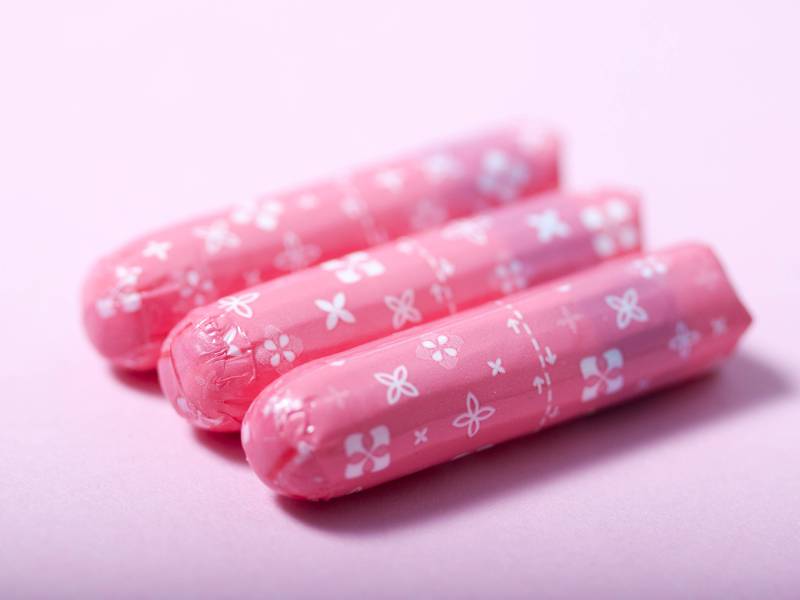 Tampons in einer pinken Verpackung.