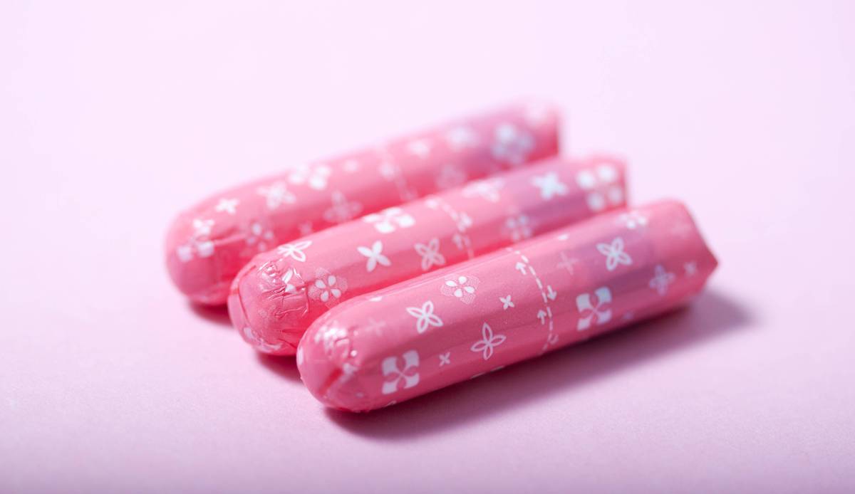 Tampons in einer pinken Verpackung.