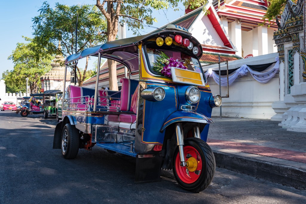 TukTuks sind oft teuer, wähle stattdessen herkömmliche Taxen.