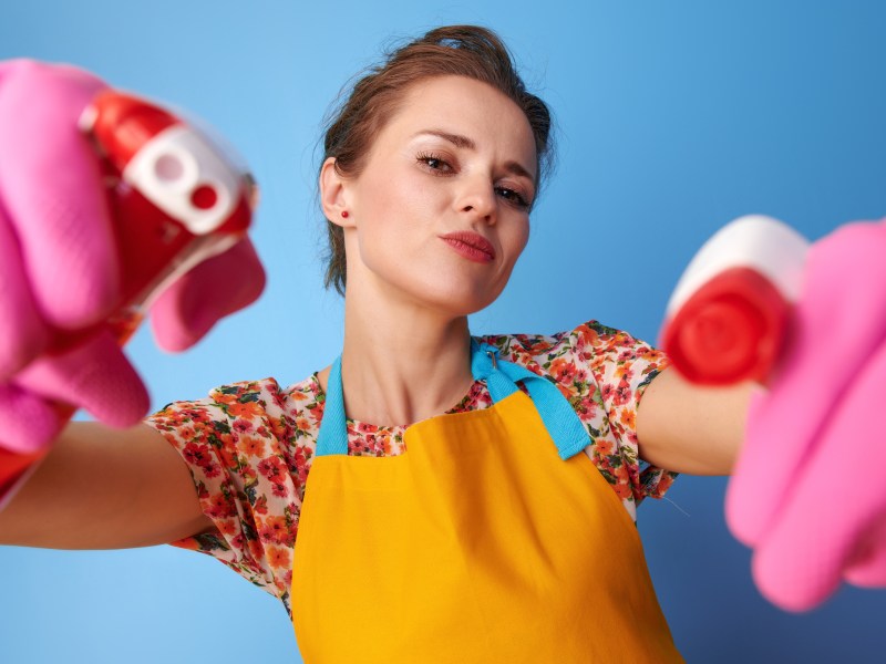 So einfach und so cool! Wer weiß, wie es geht, muss sich keine Sorgen um Neuverschmutzung machen. Kennst du diesen genialen Putztipp für Scheiben und Spiegel. Fingerabdrücke adé!