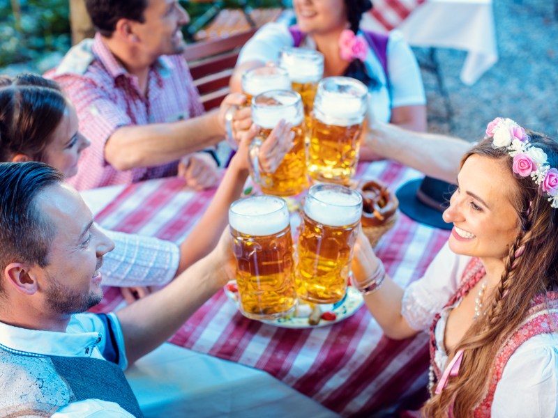 Auf dem Oktoberfest kommt es immer wieder zu Taschendiebstählen oder anderen Verlusten. Erfahre, wie du deine Wertsachen schützen kannst.