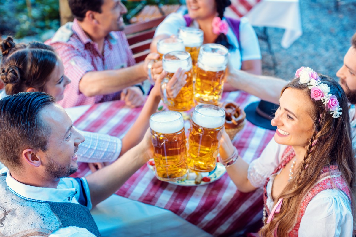 Auf dem Oktoberfest kommt es immer wieder zu Taschendiebstählen oder anderen Verlusten. Erfahre, wie du deine Wertsachen schützen kannst.