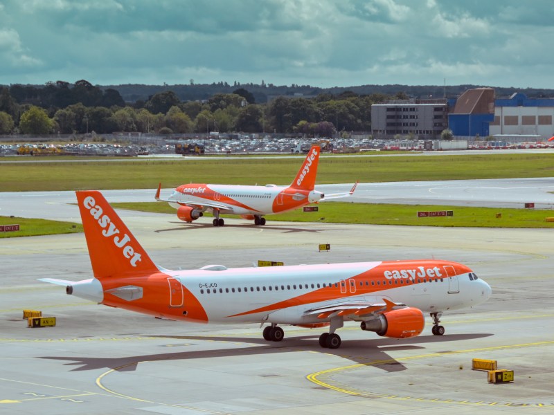 Viele Billigairlines streichen Flüge. Warum sich die Flugpreise erhöhen und wie du trotzdem sparen kannst.