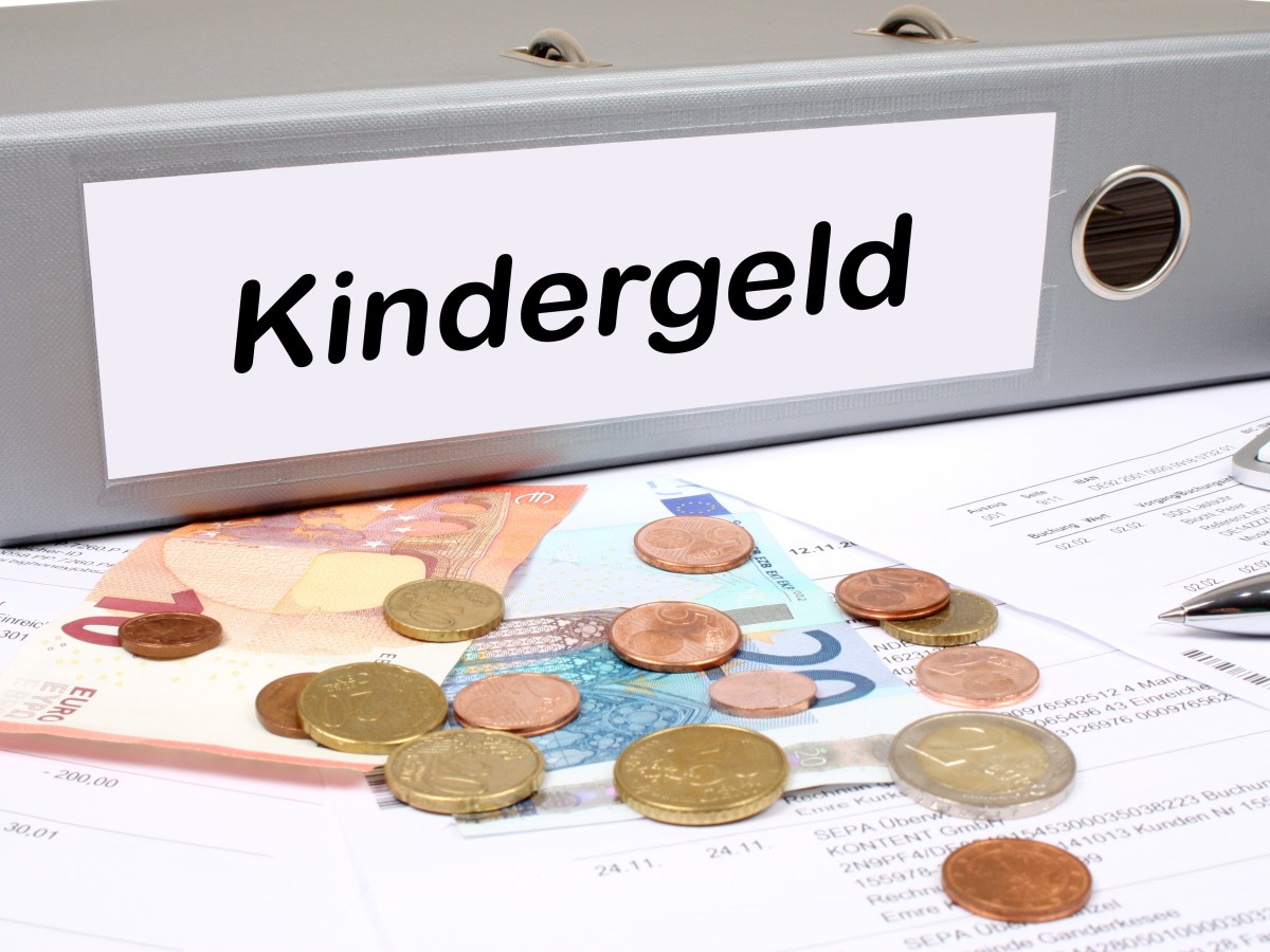 Viele Familien sind auf Kindergeldzahlungen angewiesen. Umso erschreckender, wenn auf einmal ein Schreiben der Familienkasse mit RÃ¼ckforderungen des KIndergeldes ankommt. Das musst du jetzt wissen.