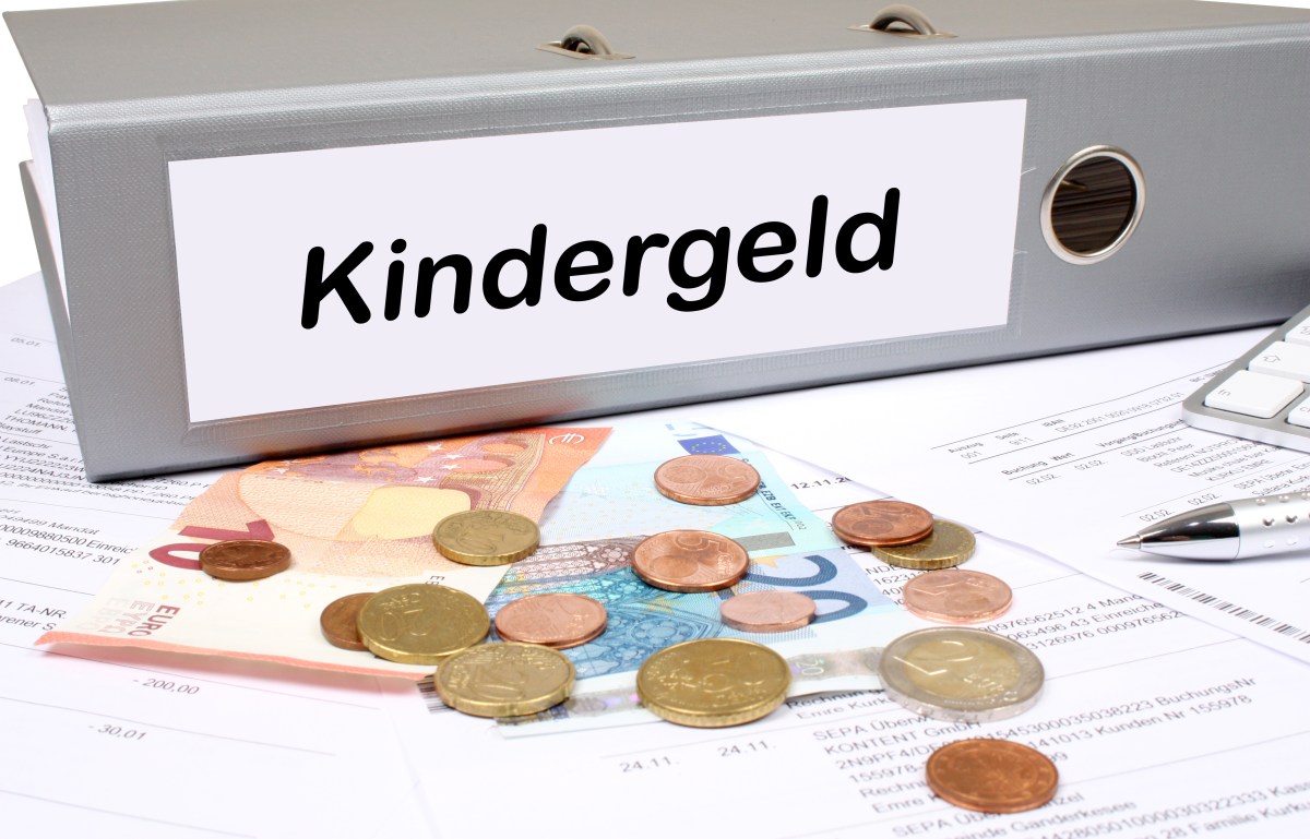 Viele Familien sind auf Kindergeldzahlungen angewiesen. Umso erschreckender, wenn auf einmal ein Schreiben der Familienkasse mit Rückforderungen des KIndergeldes ankommt. Das musst du jetzt wissen.