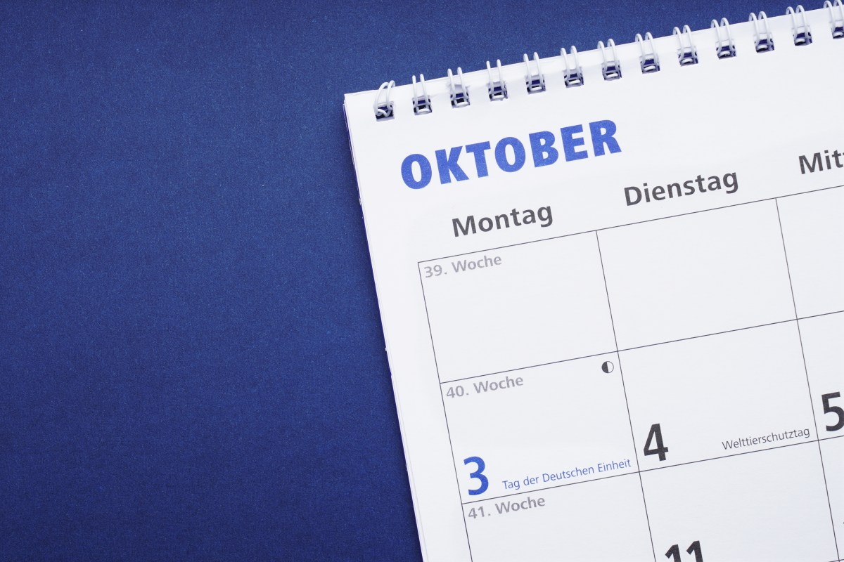 Ein Kalender mit dem Monat Oktober.