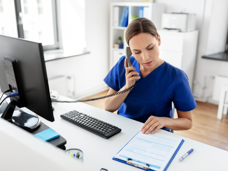 Sprechstundenhilfe Arzt am Telefon