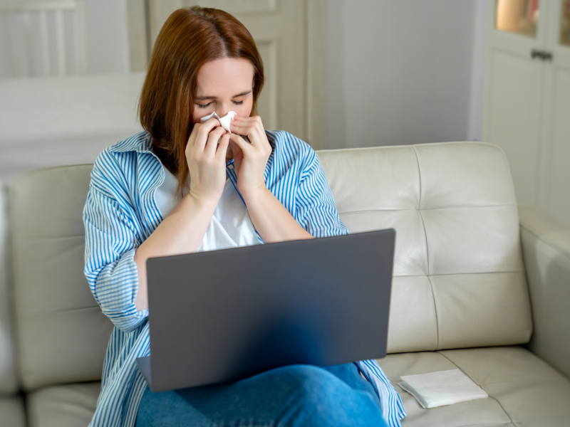 Frau krank zu Hause Laptop