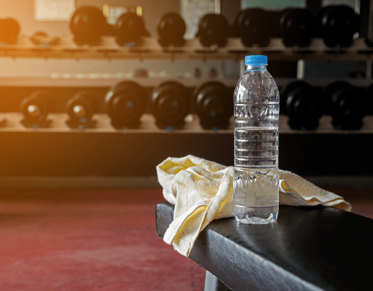 Wasserflasche im Fitnessstudio