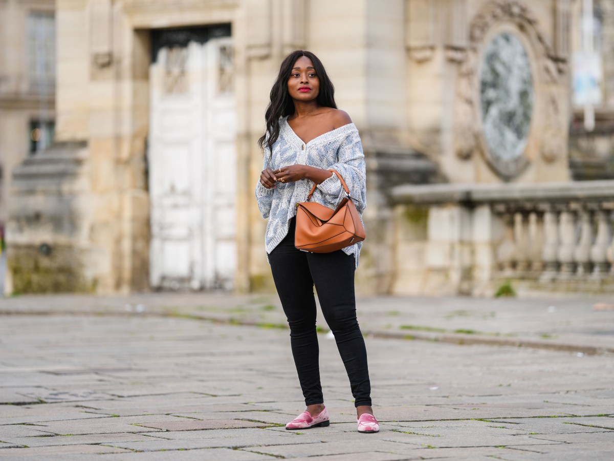 Frau in Skinny Jeans steht auf StraÃŸe