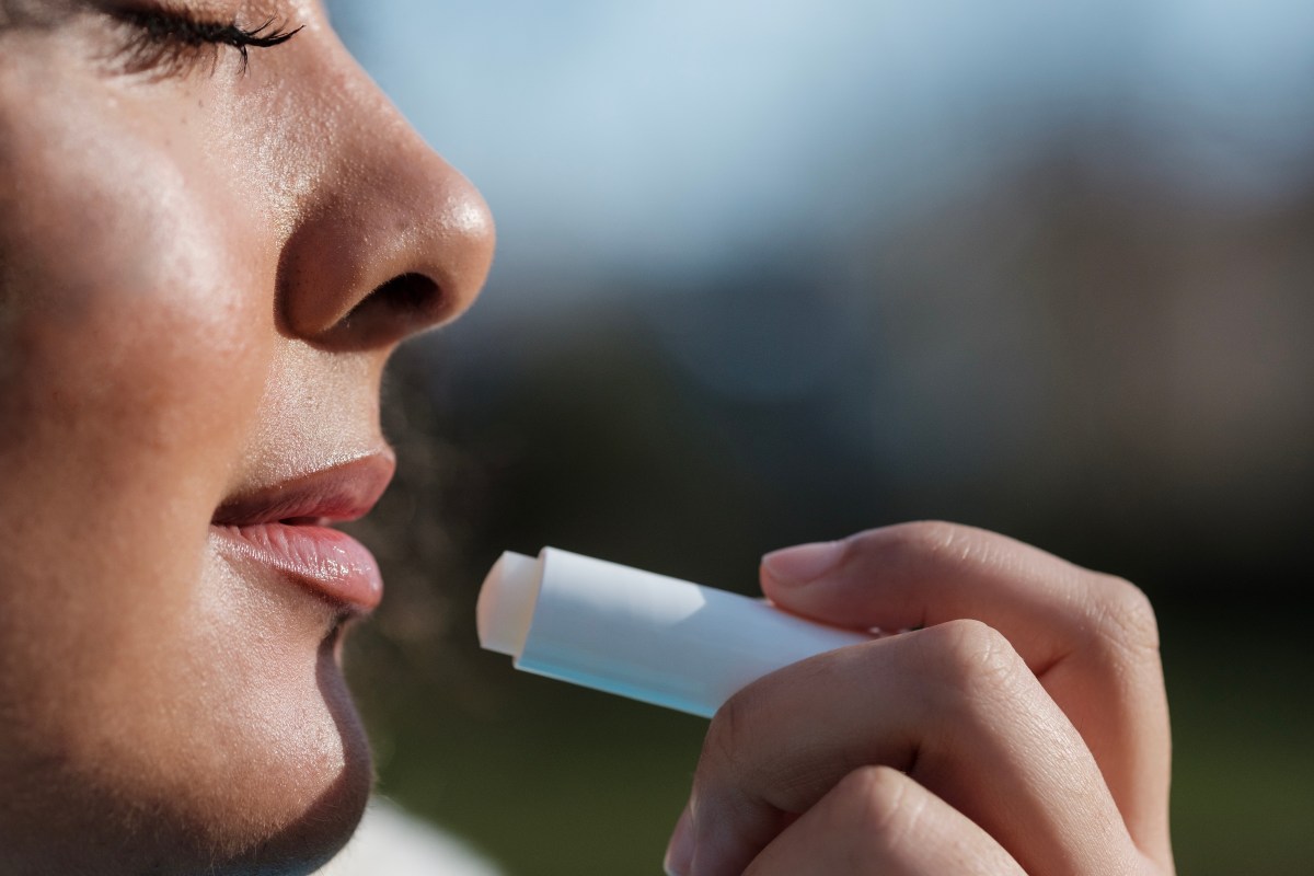 Frau trÃ¤gt Lippenbalsam auf