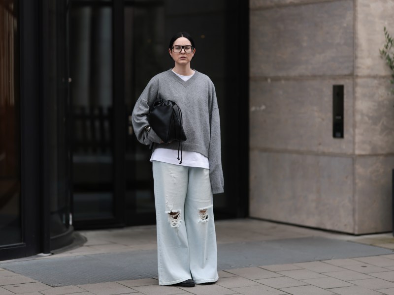 Frau in Jeans auf Straße