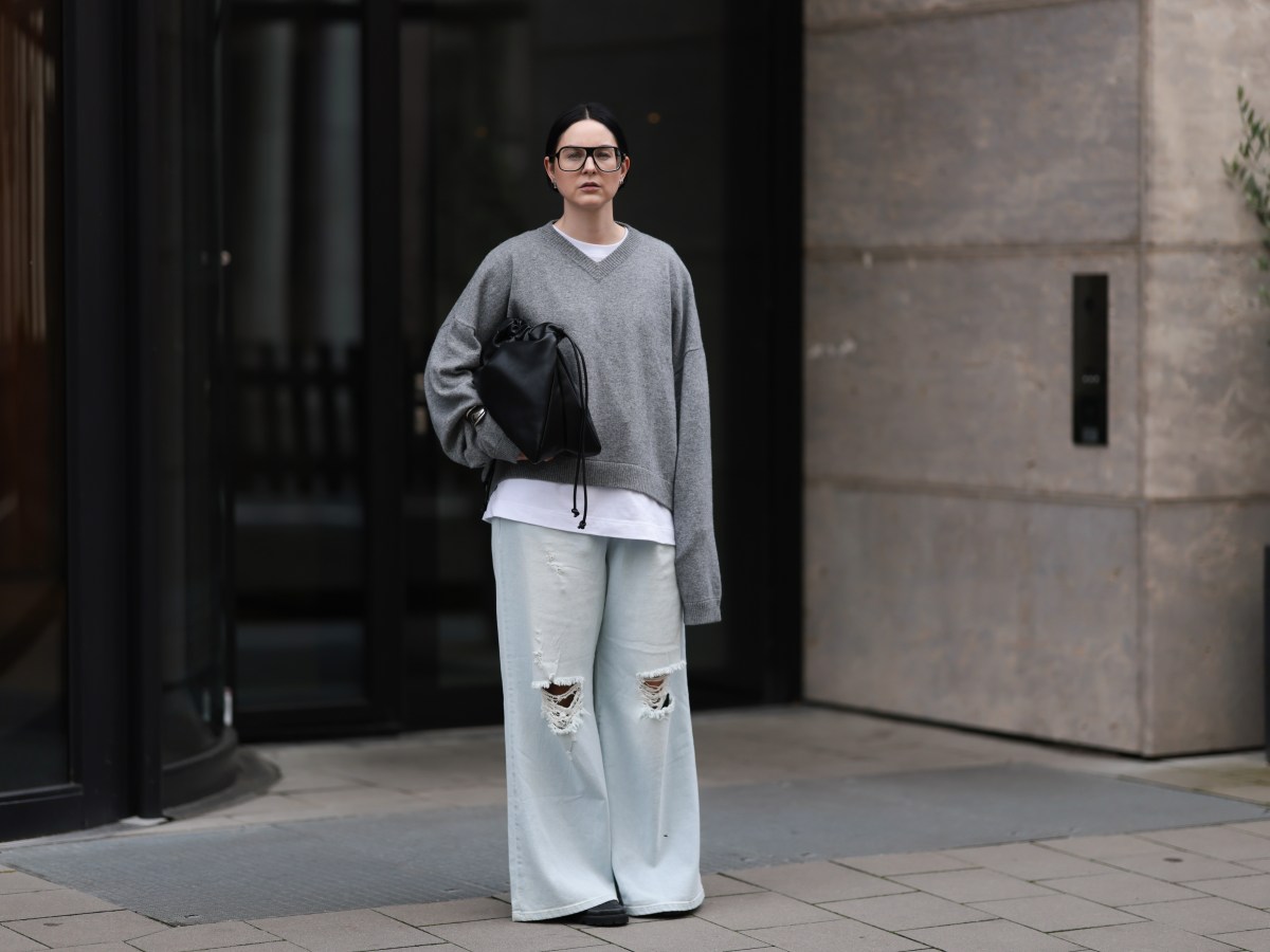 Frau in Jeans auf StraÃŸe