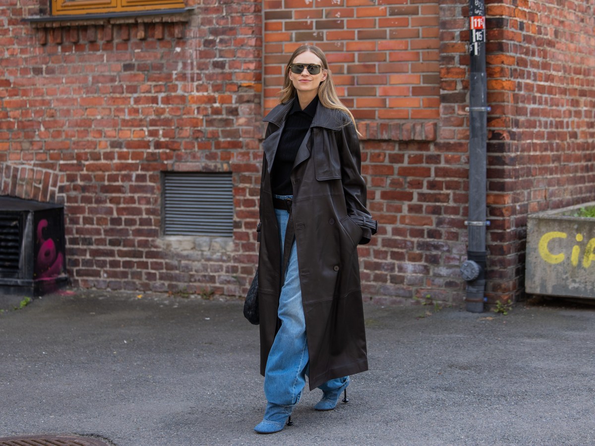 Frau in Jeans und Stiefel auf StraÃŸe