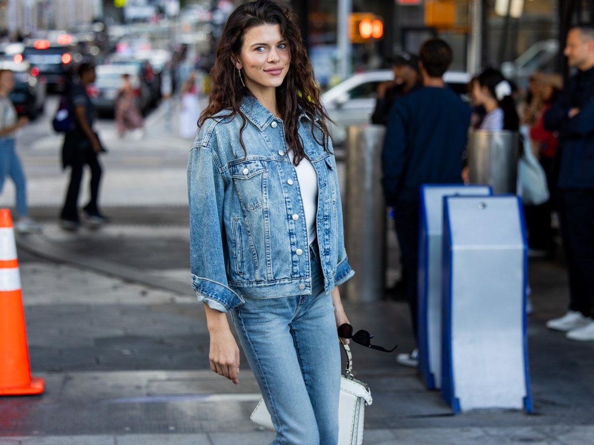 Frau in Tommy Jeans auf der StraÃŸe