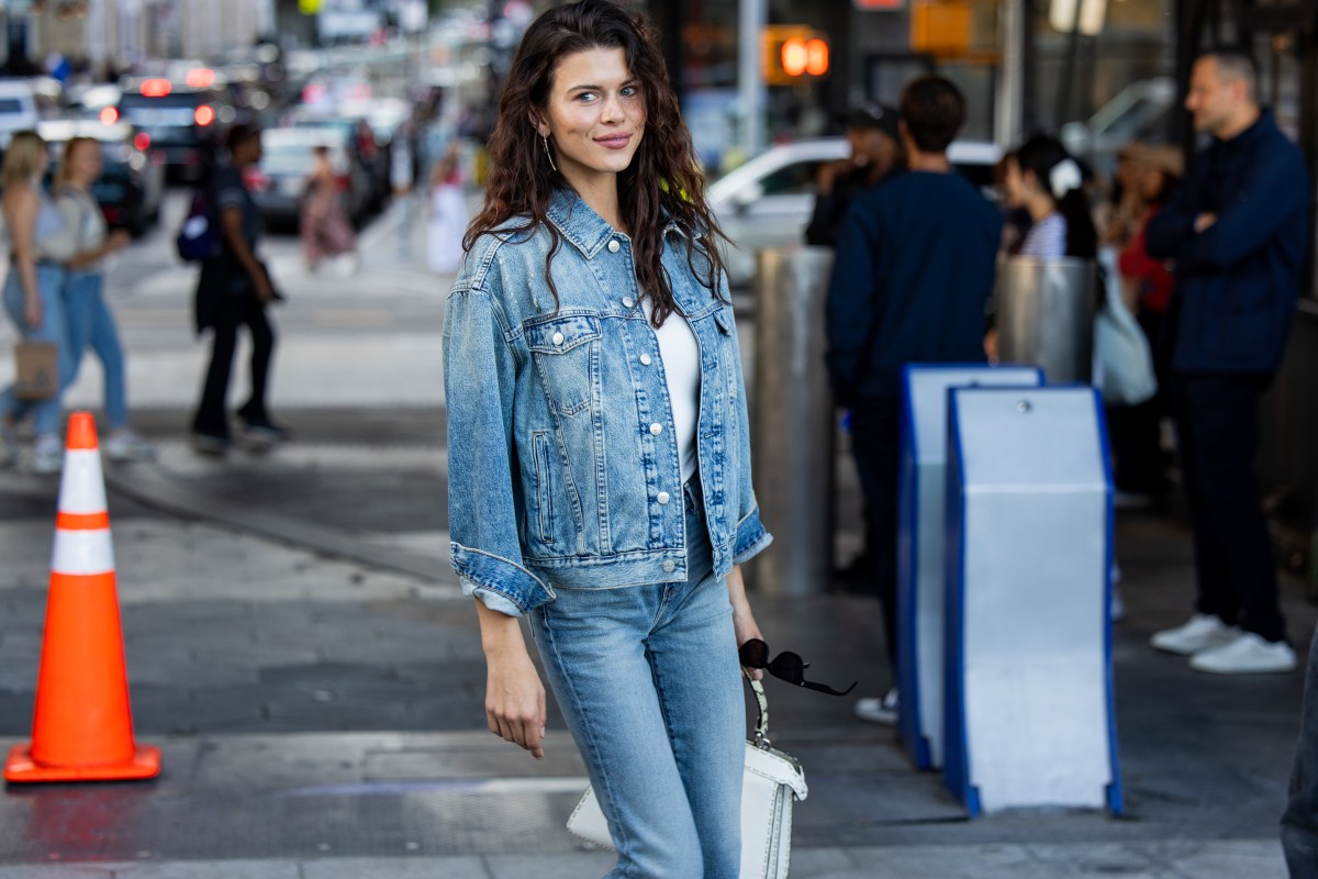 Frau in Tommy Jeans auf der Straße