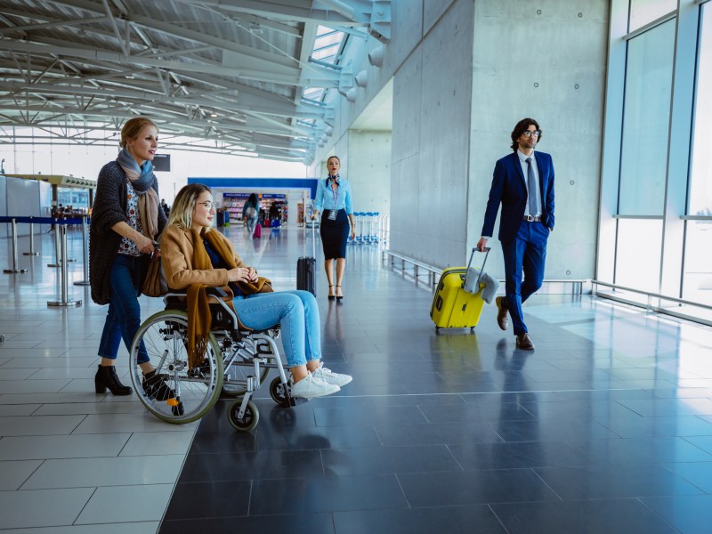 Eine Flugbegleiterin erklärt, wie Rollstuhlfahrer:innen betreut und begleitet werden.