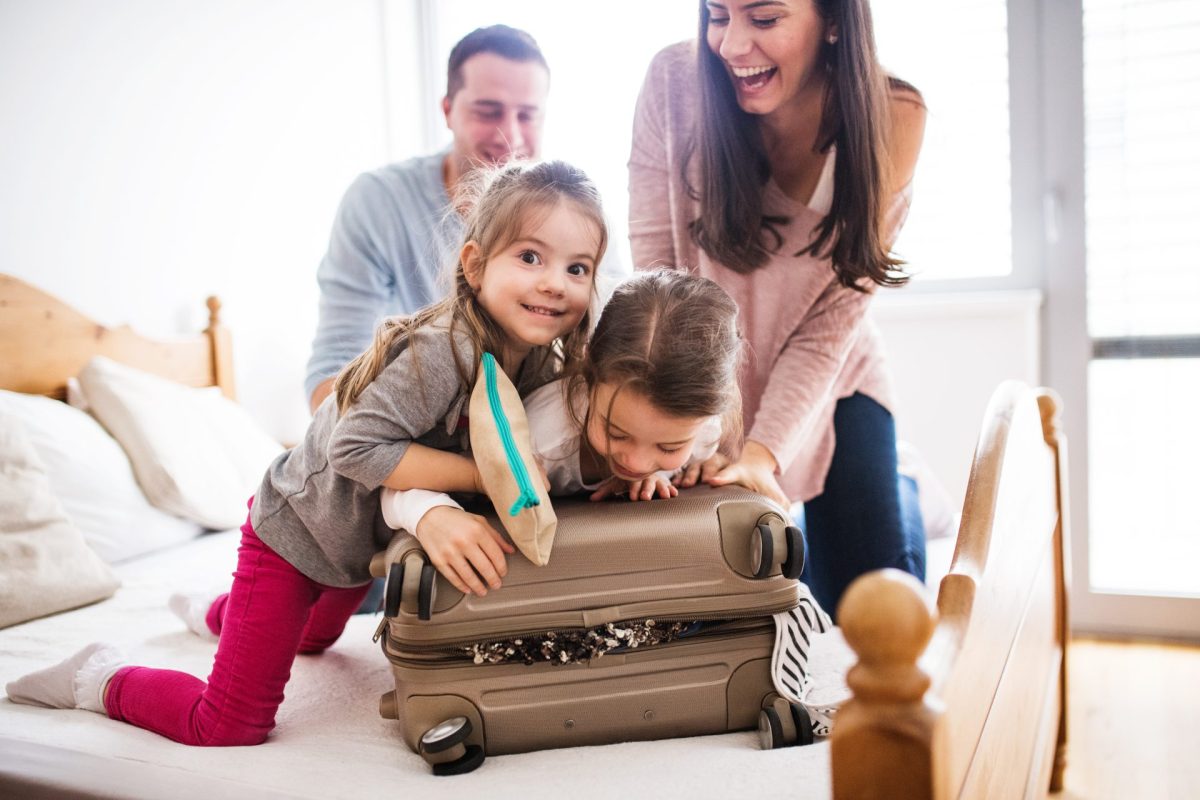 Familie packt Koffer