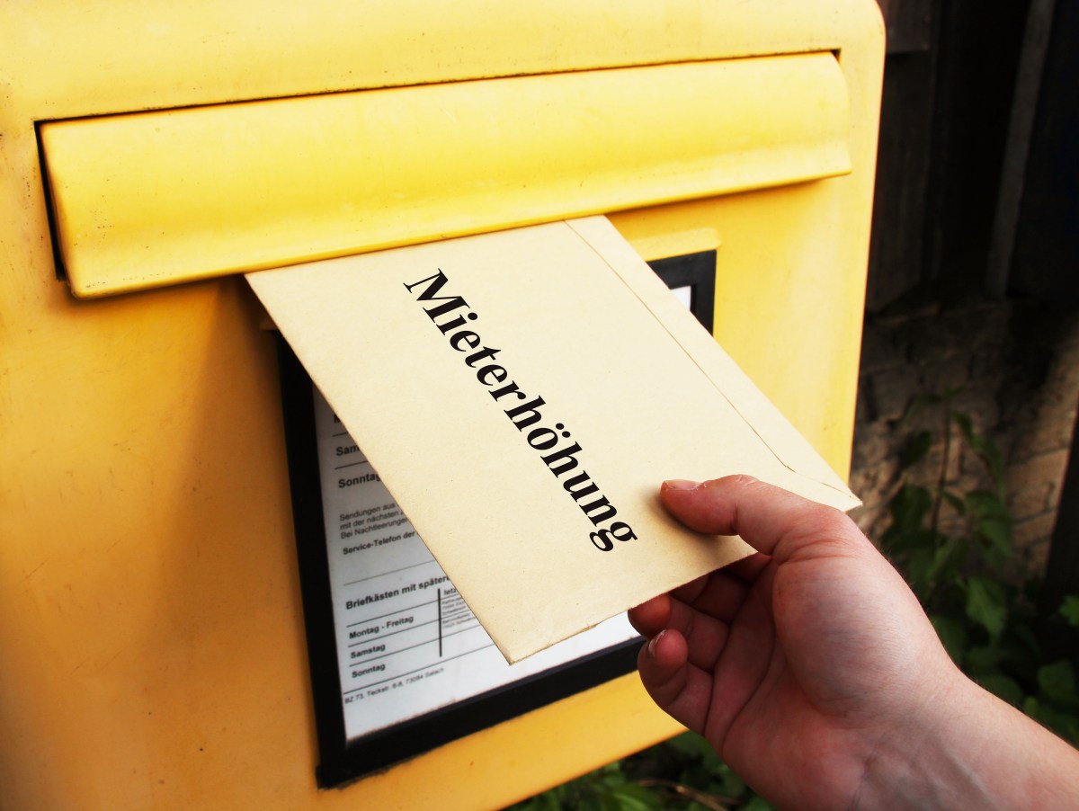 Ein Umschlag mit der Aufschrift Mieterhöhung wird in einen Briefkasten geworfen.