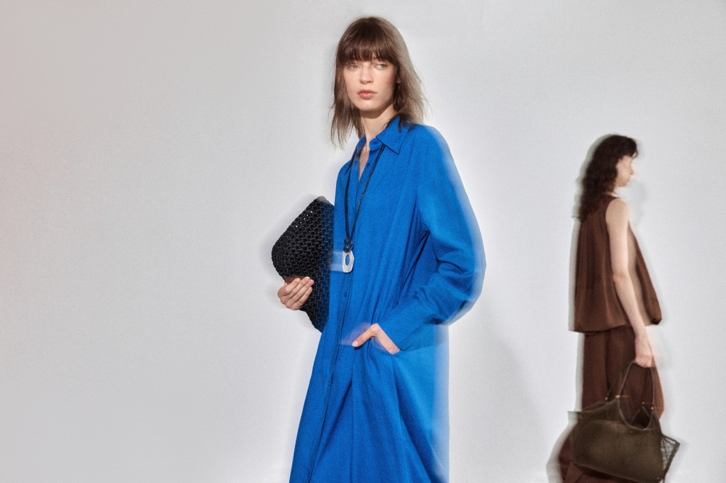 Blauer, blauer, Herbst! 2025 bleiben wir mutig und laut - selbst, wenn das Wetter schlechter wird. Shoppe diesen Look bei SHEIN nach.