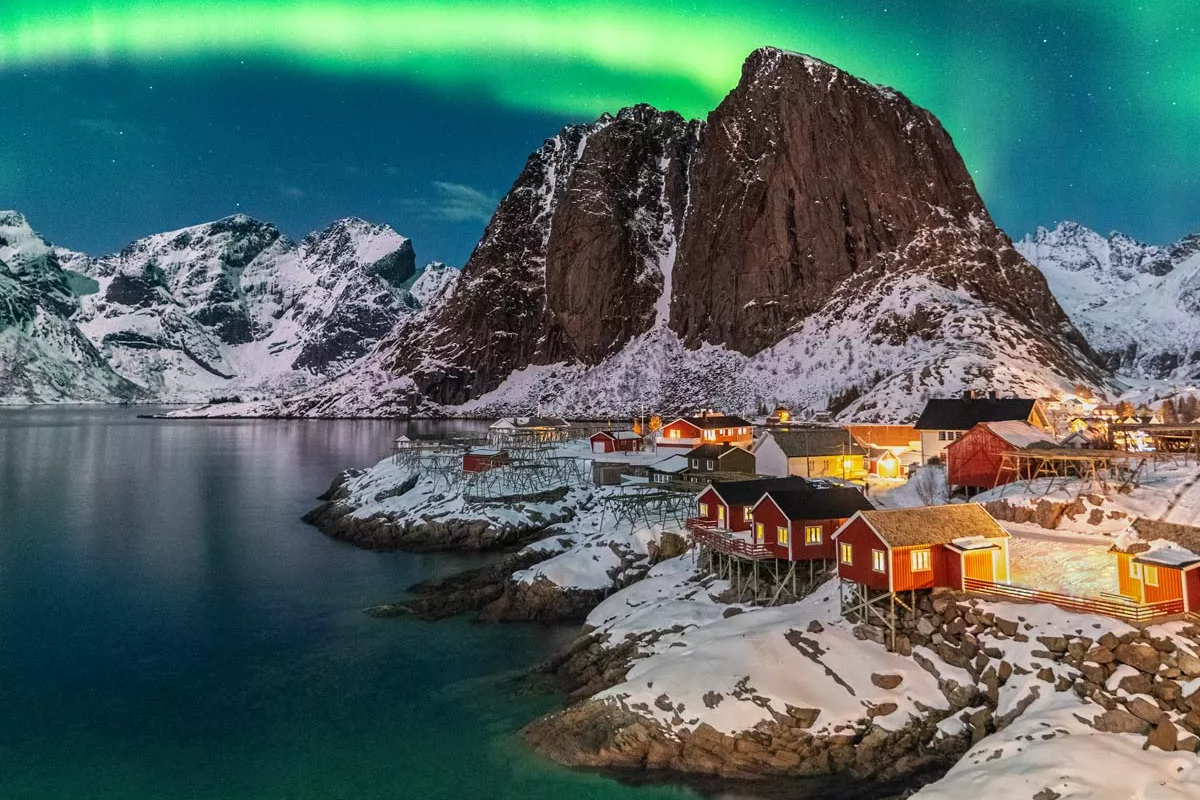 Lofoten in Norwegen mit Polarlichtern.