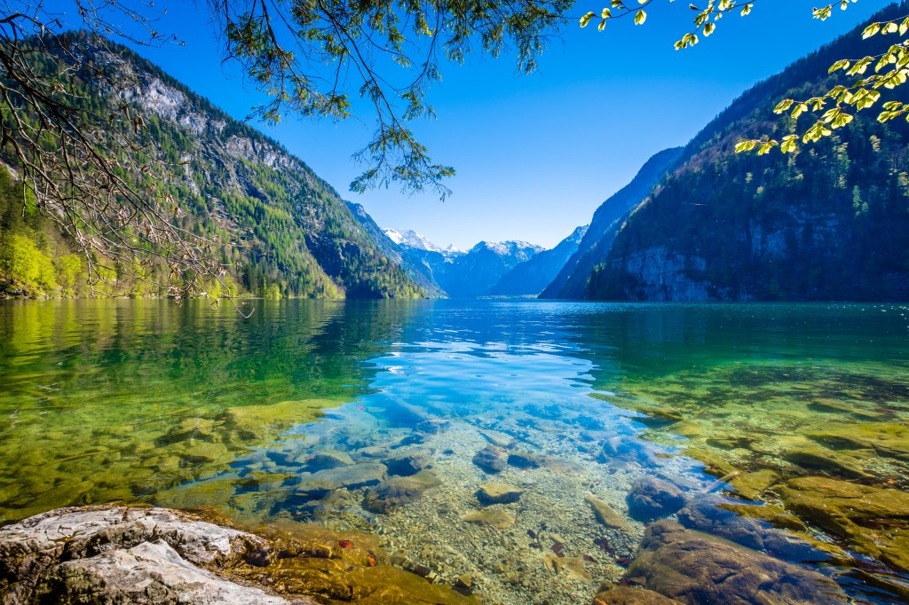 Der Königssee leuchtet in grün-blauen Farben.