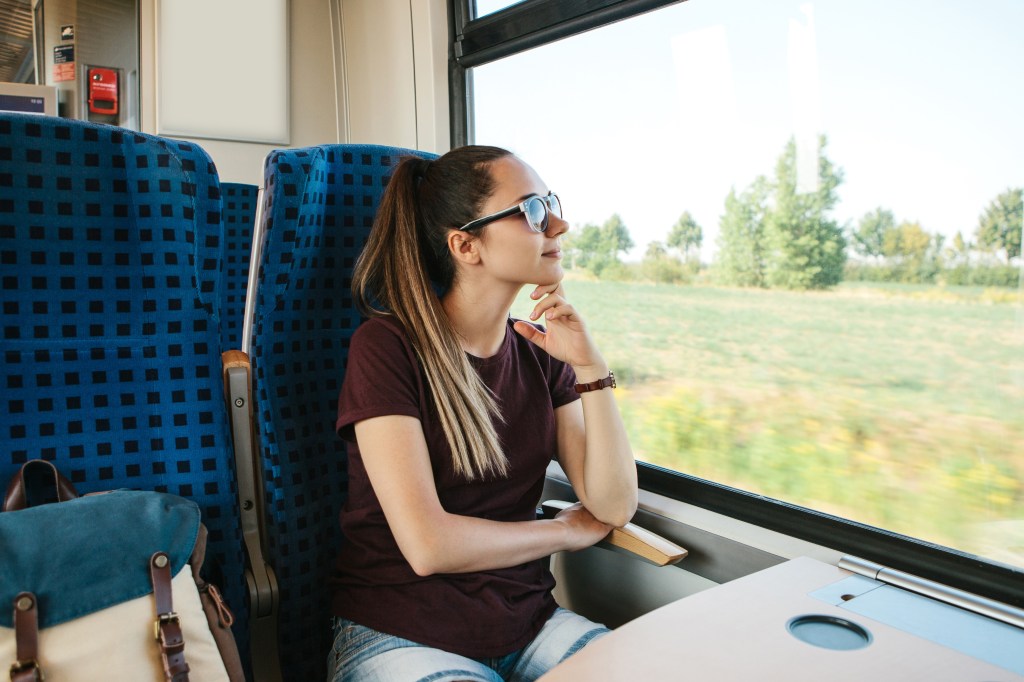 Am meisten Geld sparst du, wenn du die Monatskarte und das Deutschlandticket kombinierst.