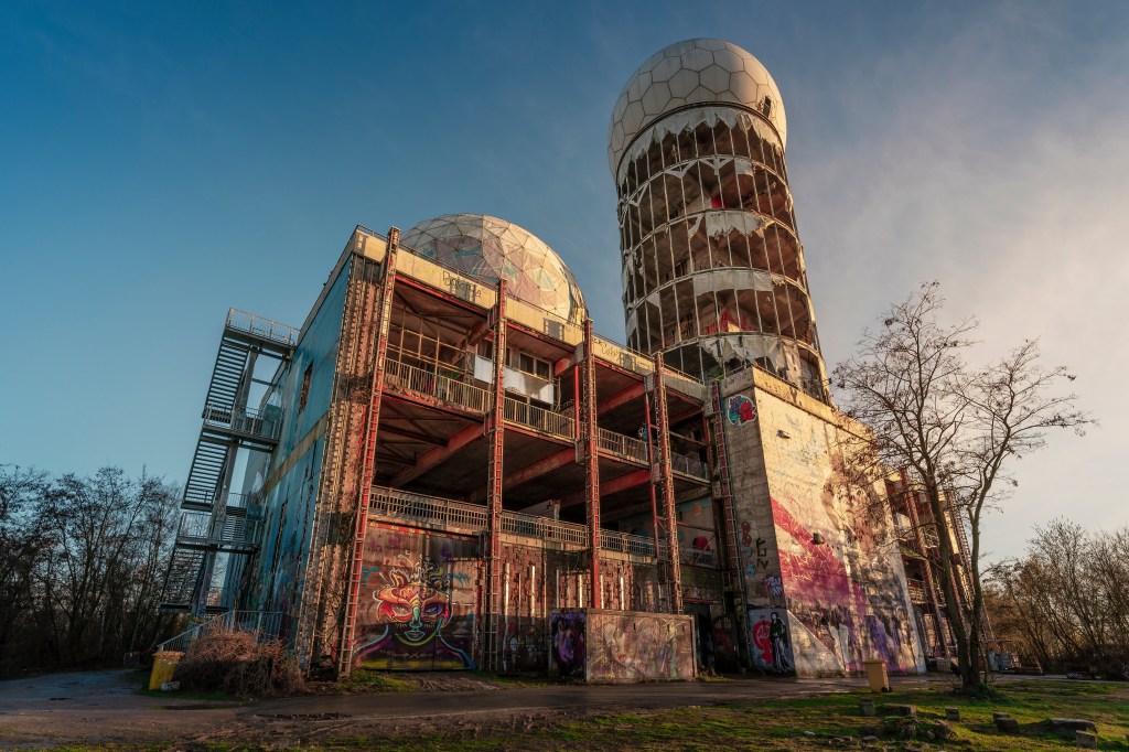 Kunstliebhaber:innen finden an den Wänden der Abhörstation viele Graffitis und Malereien.