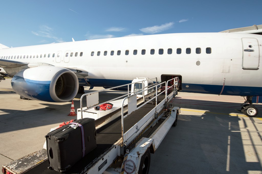 Erscheinen Passagier:innen nicht rechtzeitig am Gate, haben ihre Koffer aber schon aufgegeben, dann müssen diese wieder ausgeladen werden.