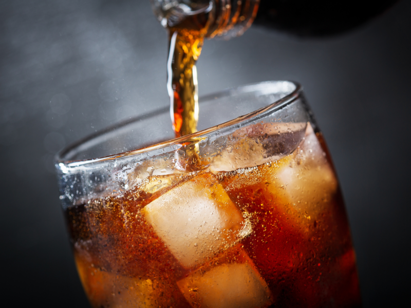 Softdrink Cola in Glas mit EiswÃ¼rfeln