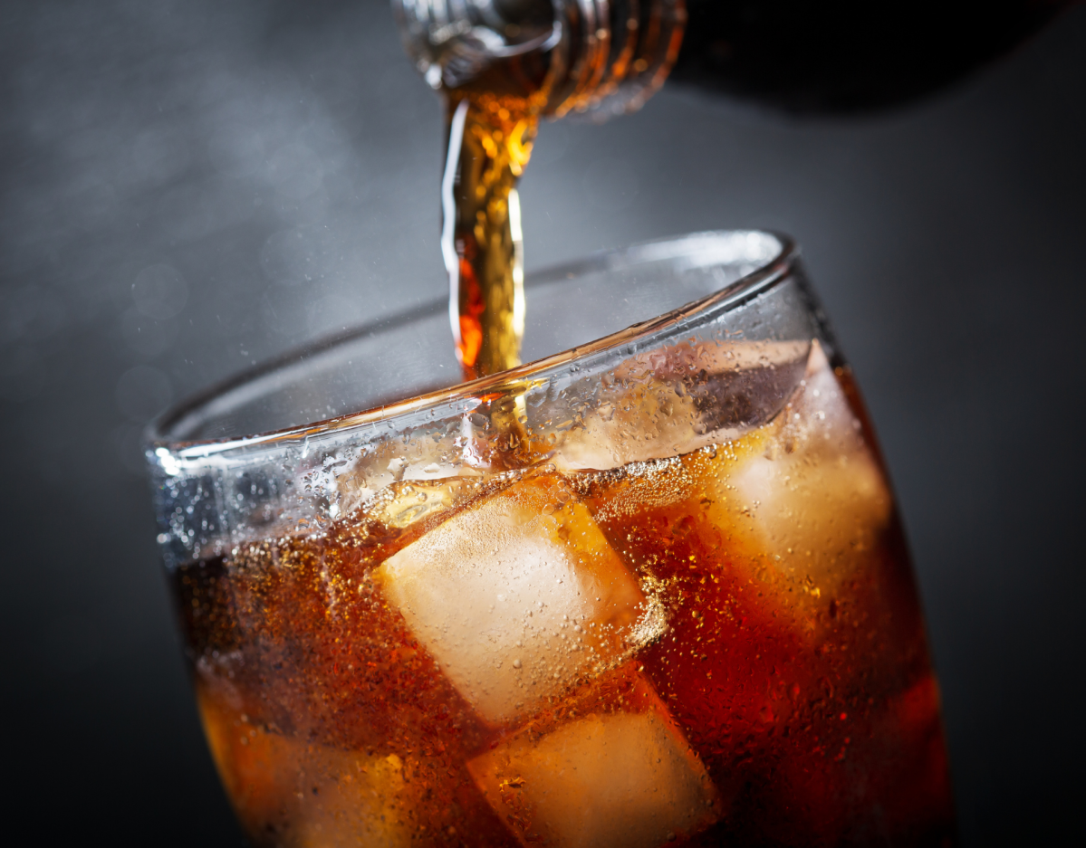 Softdrink Cola in Glas mit EiswÃ¼rfeln