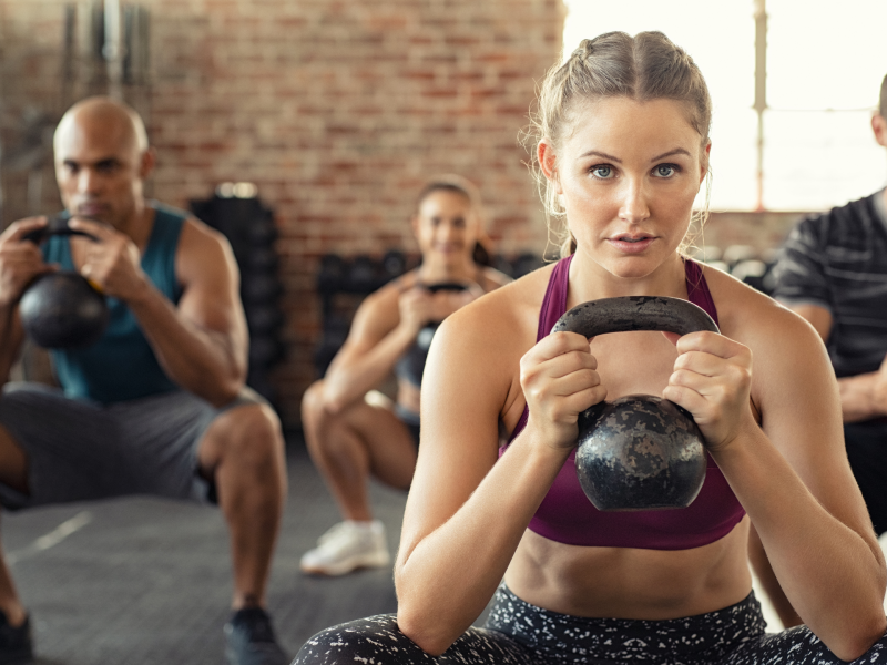 Frauen und Männer beim Krafttraining