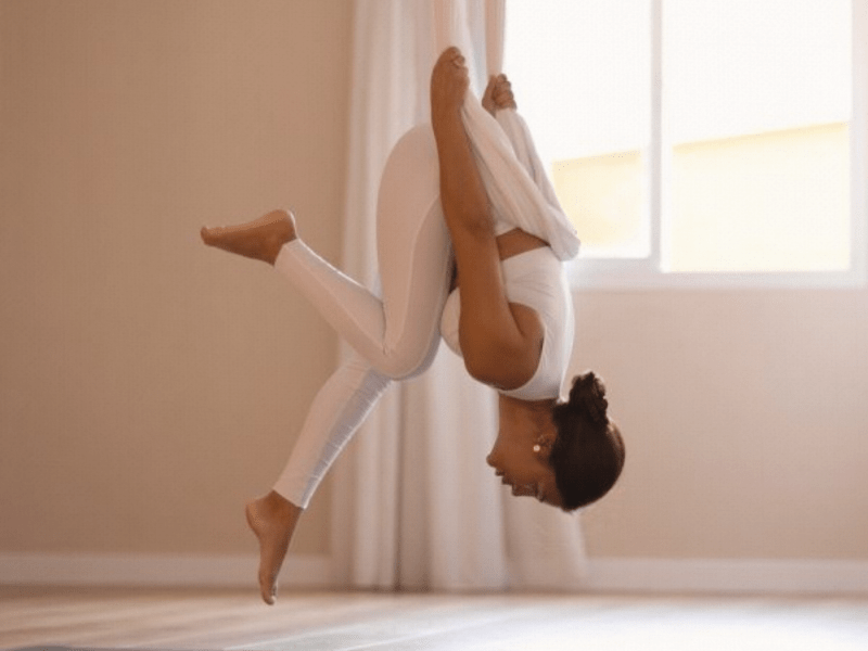 Aerial Yoga Frau