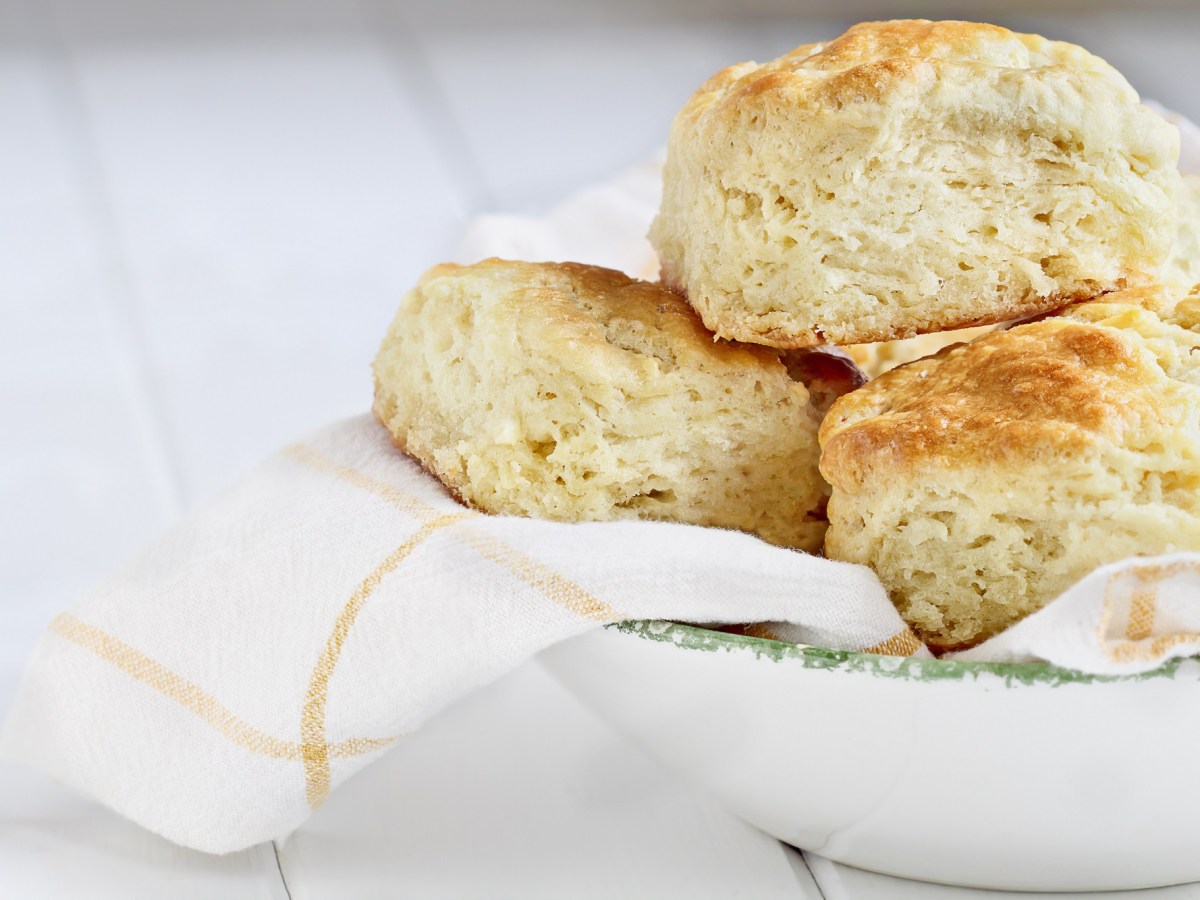 Buttermilch-BrÃ¶tchen in einer weiÃŸen SchÃ¼ssel