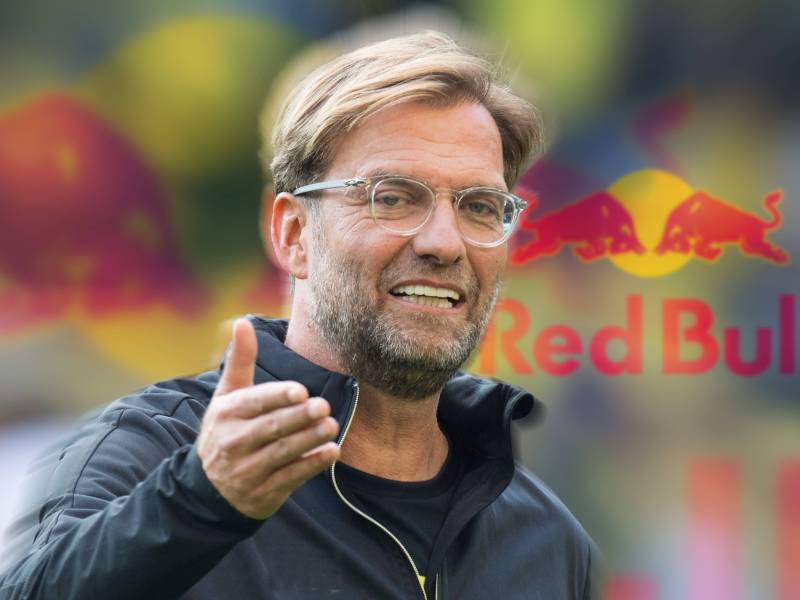 Jürgen Klopp im Hintergrund sieht man das Logo von Red Bull.