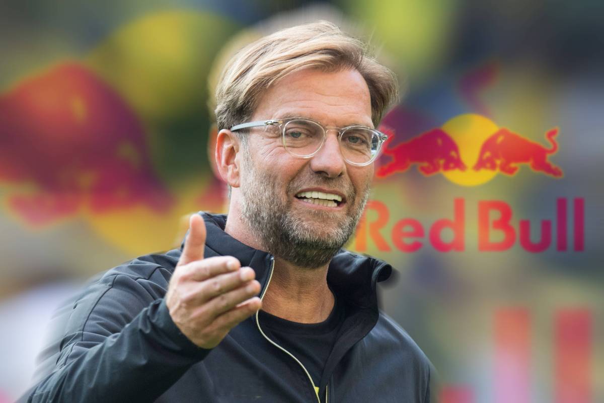 Jürgen Klopp im Hintergrund sieht man das Logo von Red Bull.