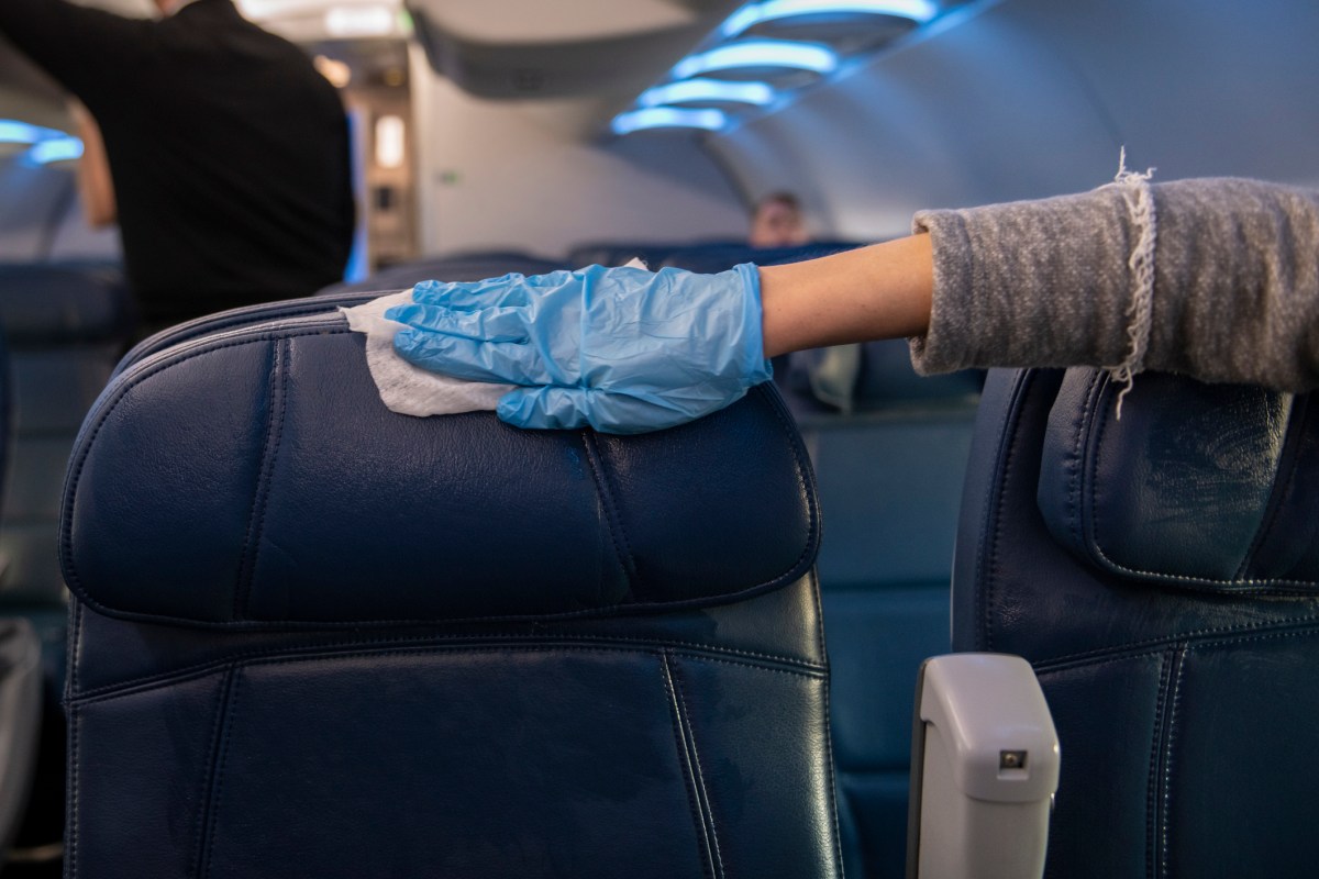 Laut Forschenden: Diese Passagier:innen sollten im Flugzeug selbst putzen.