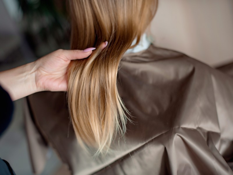 Friseur kümmert sich um Haare.