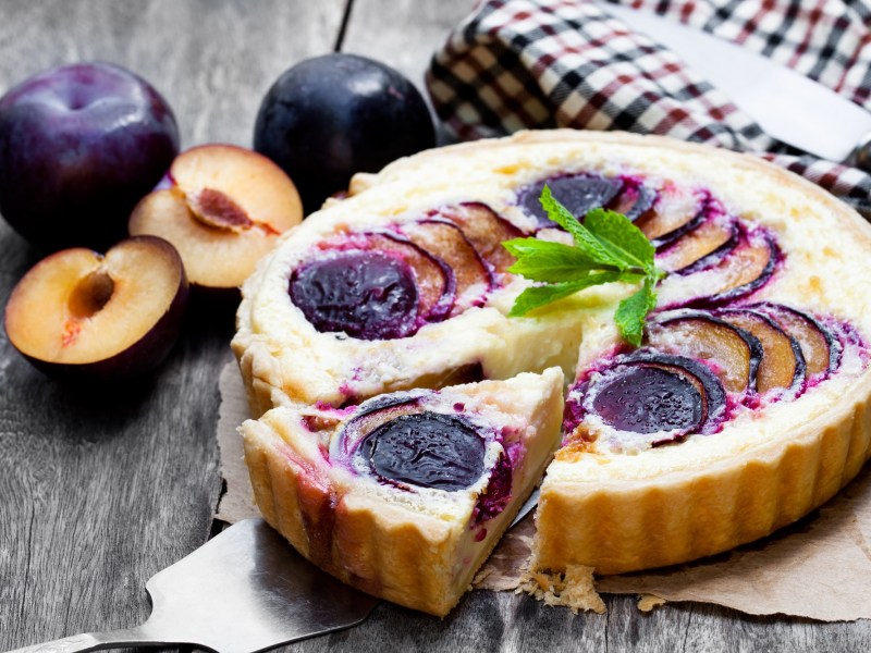 Angeschnittener Grießbreikuchen mit Pflaumen auf einem Tisch