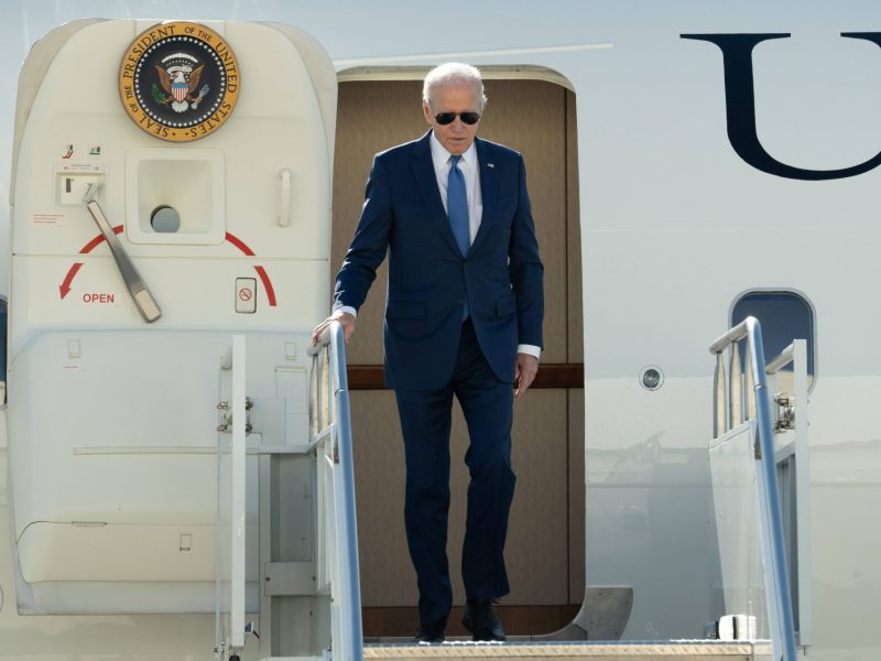 Joe Biden steigt aus Flugzeug