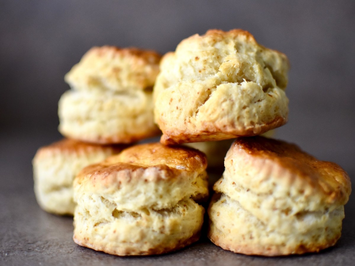 Klassische Scones Ã¼bereinandergestapelt auf einem dunklen Untergrund.