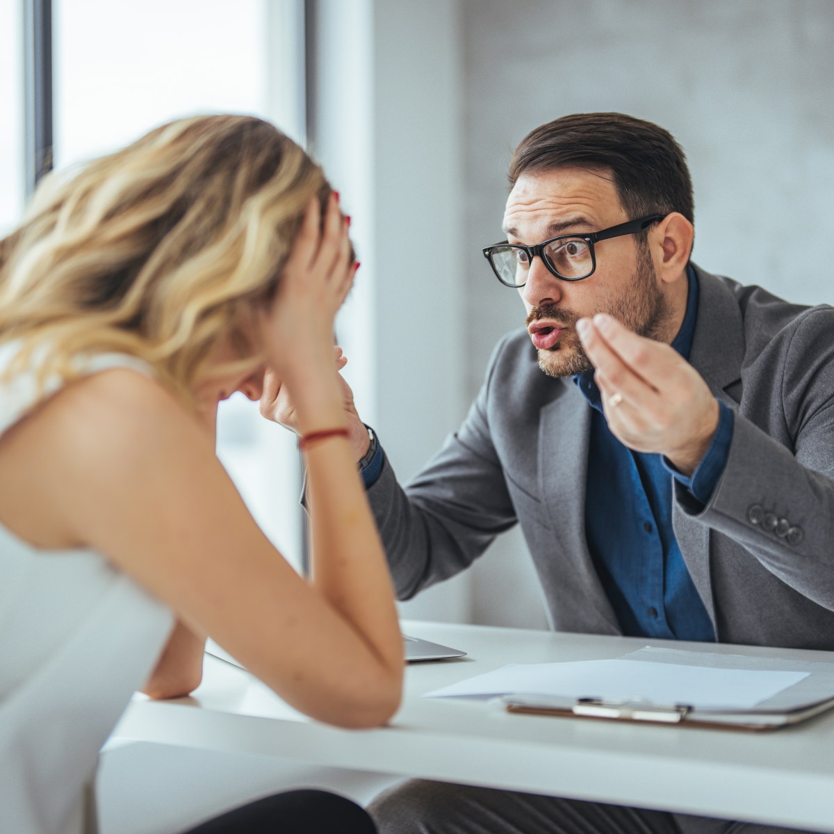 Krankschreibung wegen Mobbings: So lange darf der Arzt dich krankschreiben