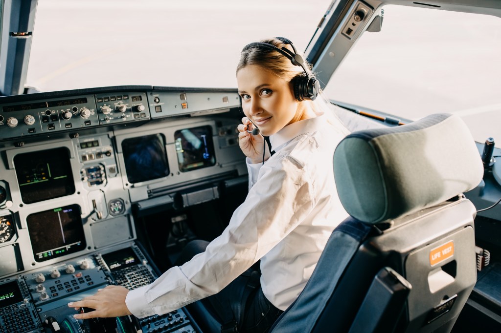 Glückliche Pilotin