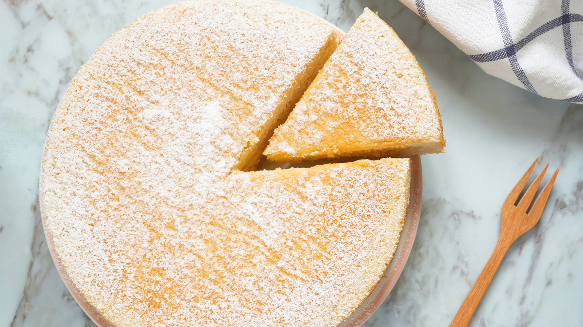 Fluffiger SOS-Kuchen mit Puderzucker