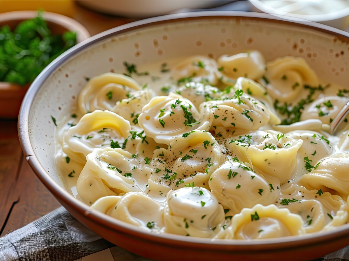 Pfanne mit Tortellini in KÃ¤se-SahnesoÃŸe und Petersilie