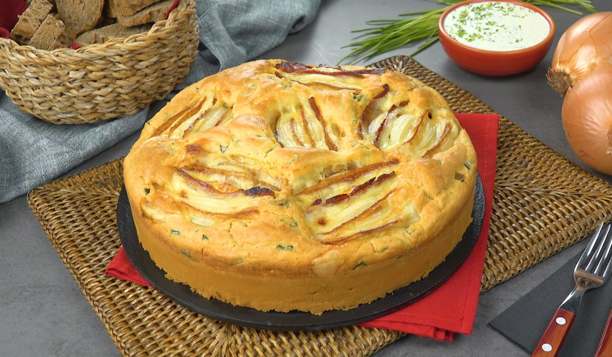 Zwiebelkuchen mit ganzen Zwiebeln, die mit KÃ¤se und Schinken gefÃ¼llt sind